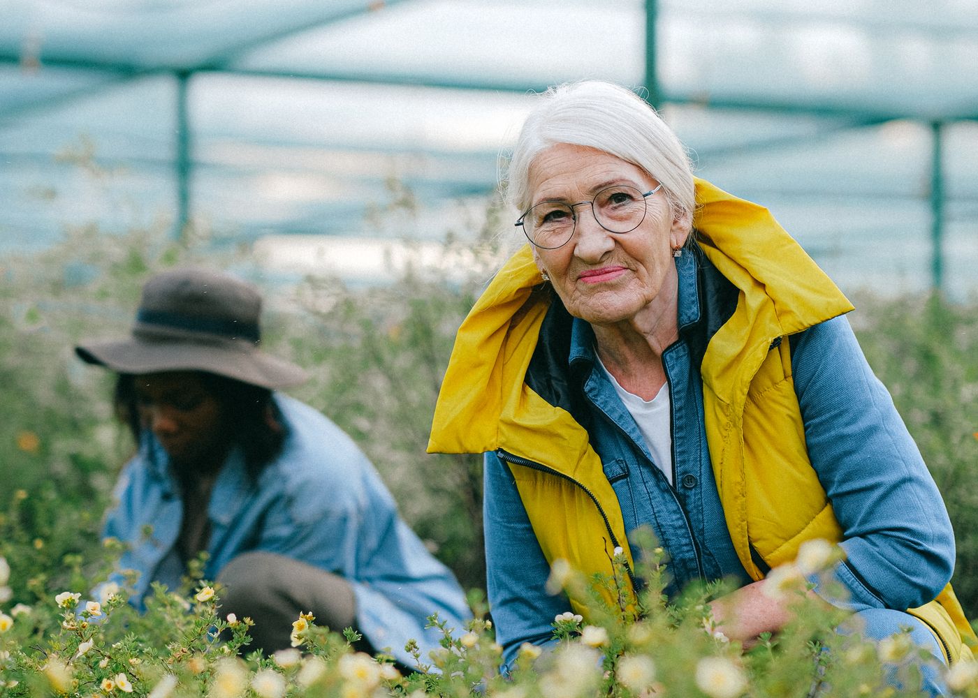 Aktive Seniorin bei der Gartenarbeit